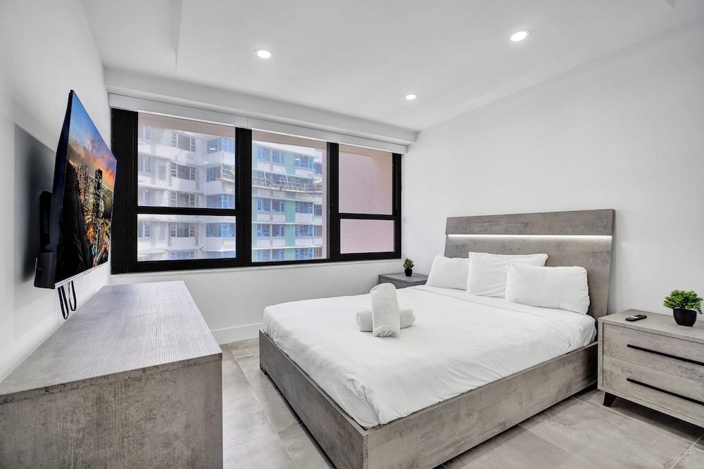 Escape, Paradise, Resort, 1 King and 2 Queen Beds, Side Ocean View, Sofa, Sauna