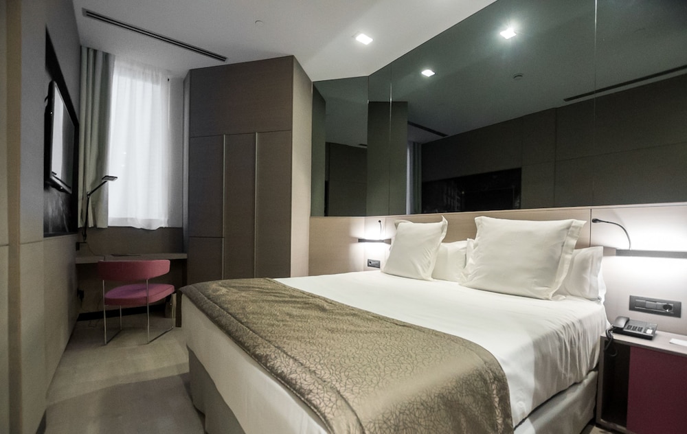 STANDARD, DOUBLE BED, ATRIUM VIEW