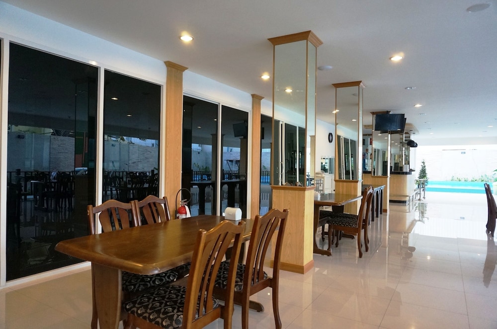 Th Beach Hotel 55/64