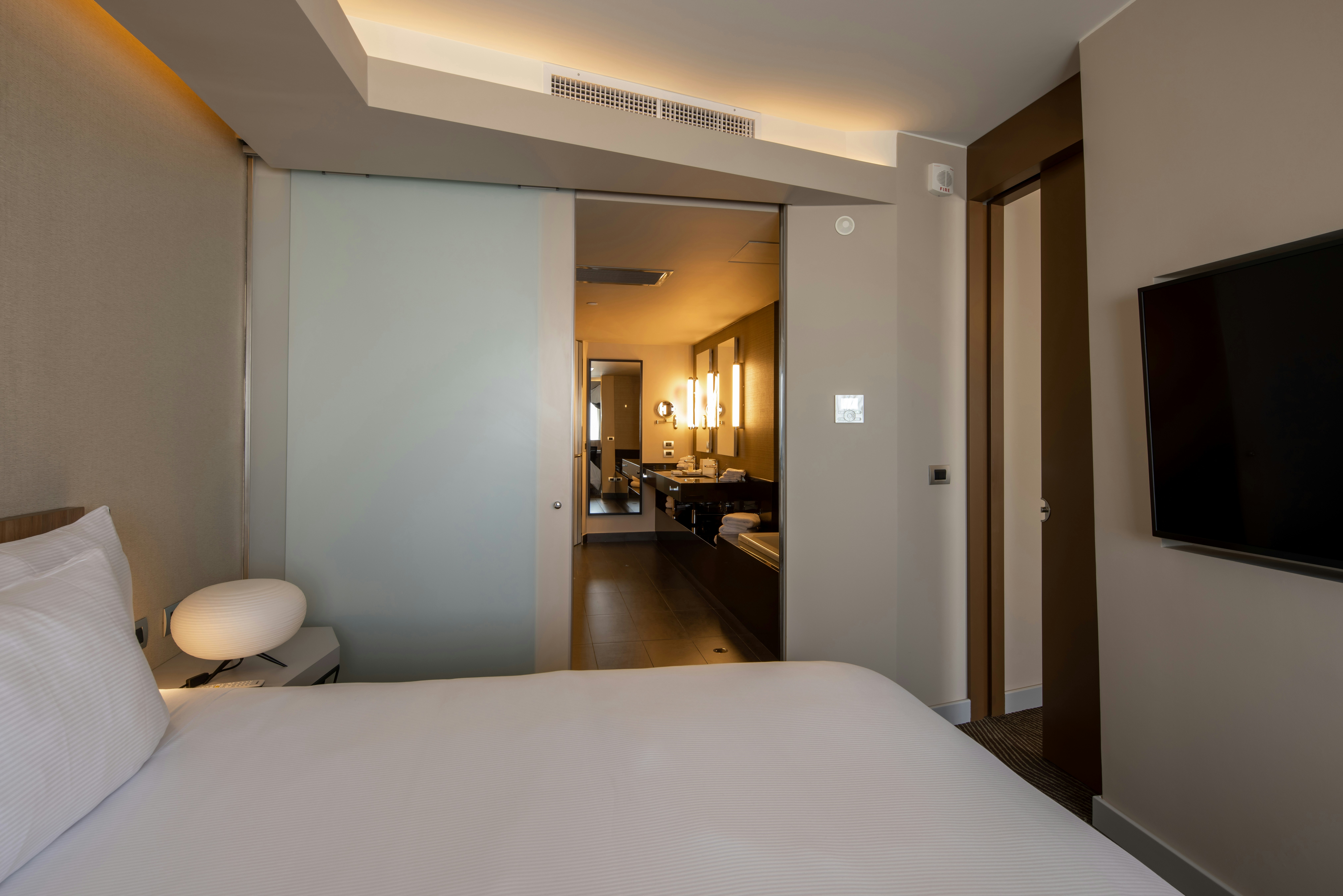 1 BEDROOM, SUITE, QUEEN BED, BATHTUB
