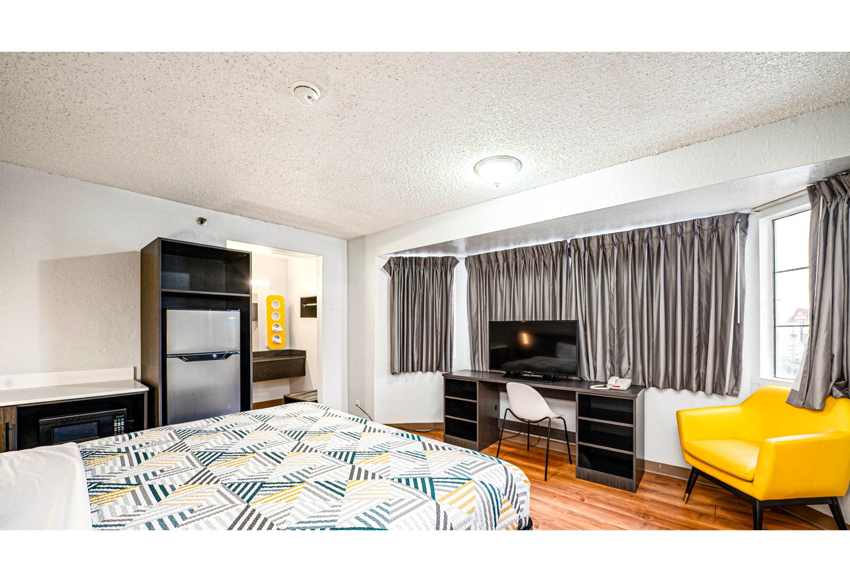 1 Queen Bed - ADA/Tub/Micfridge، Motel6 Wethersfield, CT - Hartford 3/5