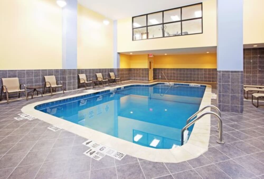Holiday Inn Express Hotel Suites Niagara Falls 51/75
