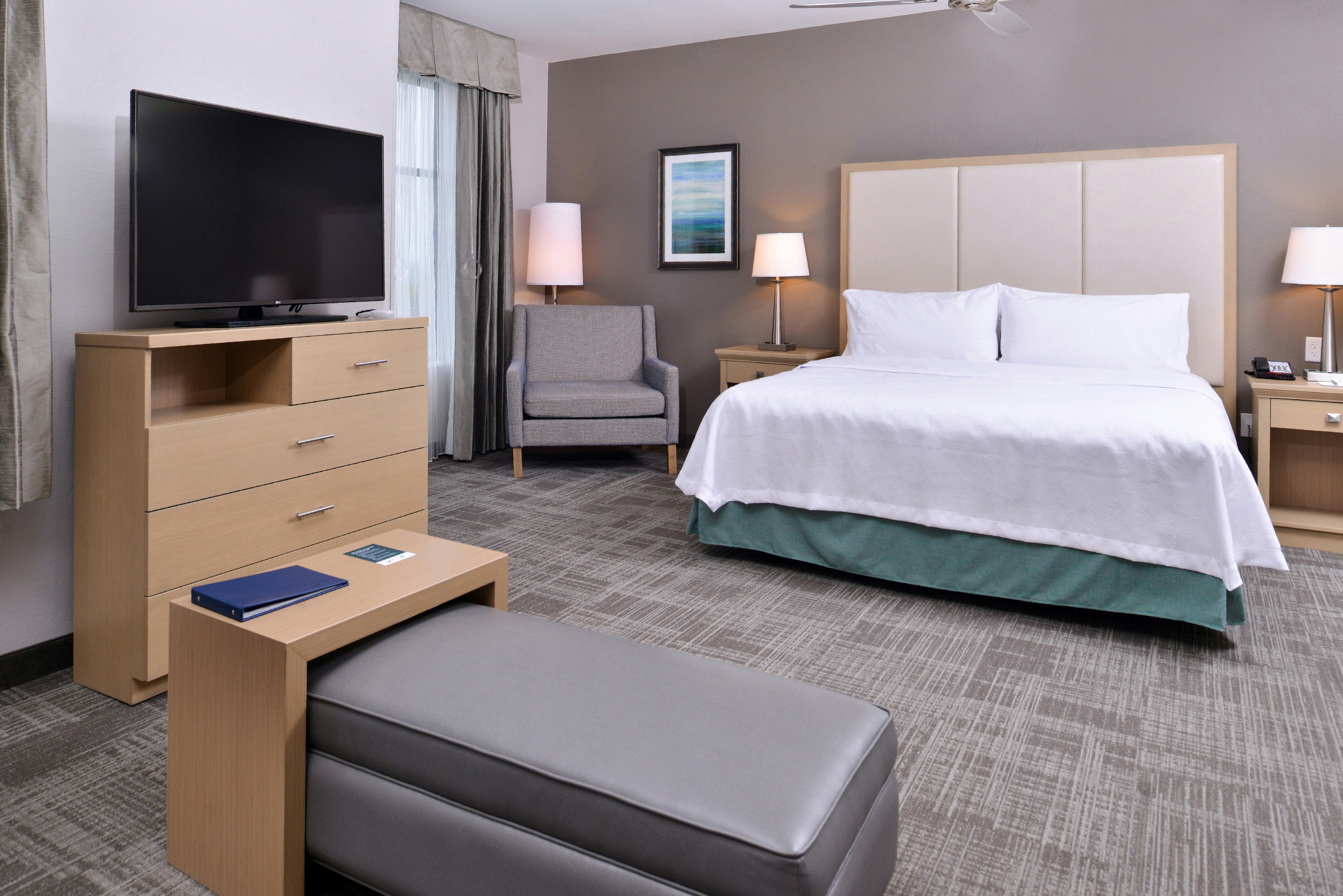 Studio, King Bed, Accessible