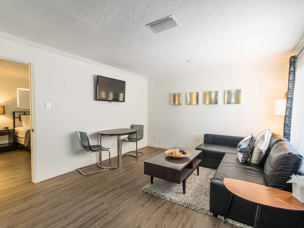 Hibiscus Suites - Gateway to Siesta Key 28/44