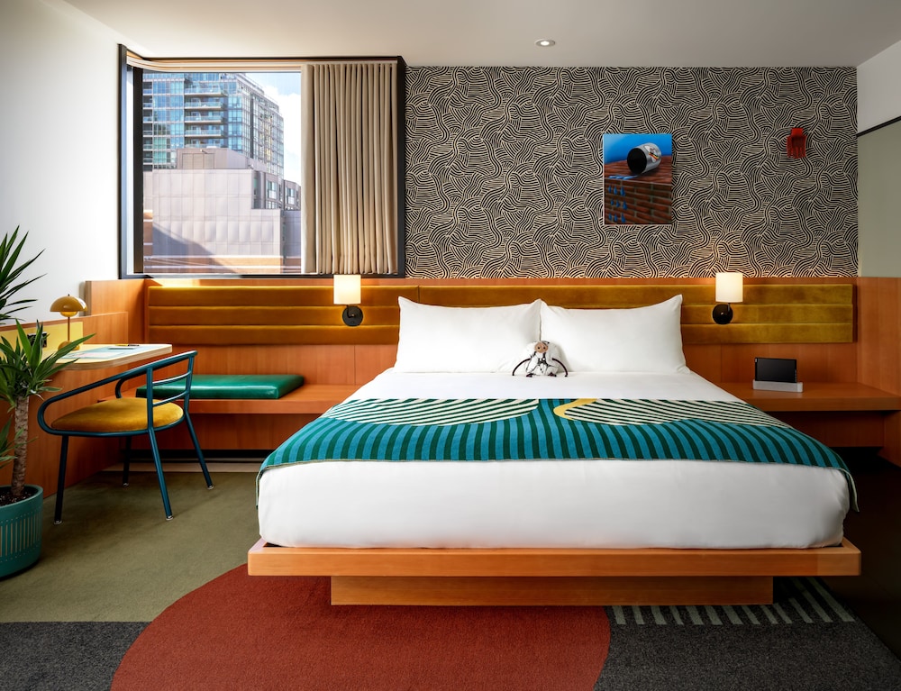 ROOM, KING BED