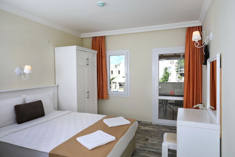 Summer Garden Suites And Beach Hotel 23/59