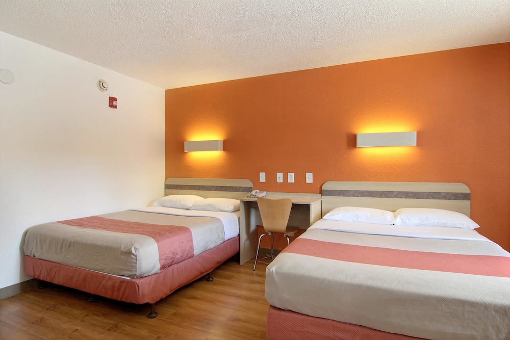 Motel6 Middleburg Heights, OH - Cleveland 21/49