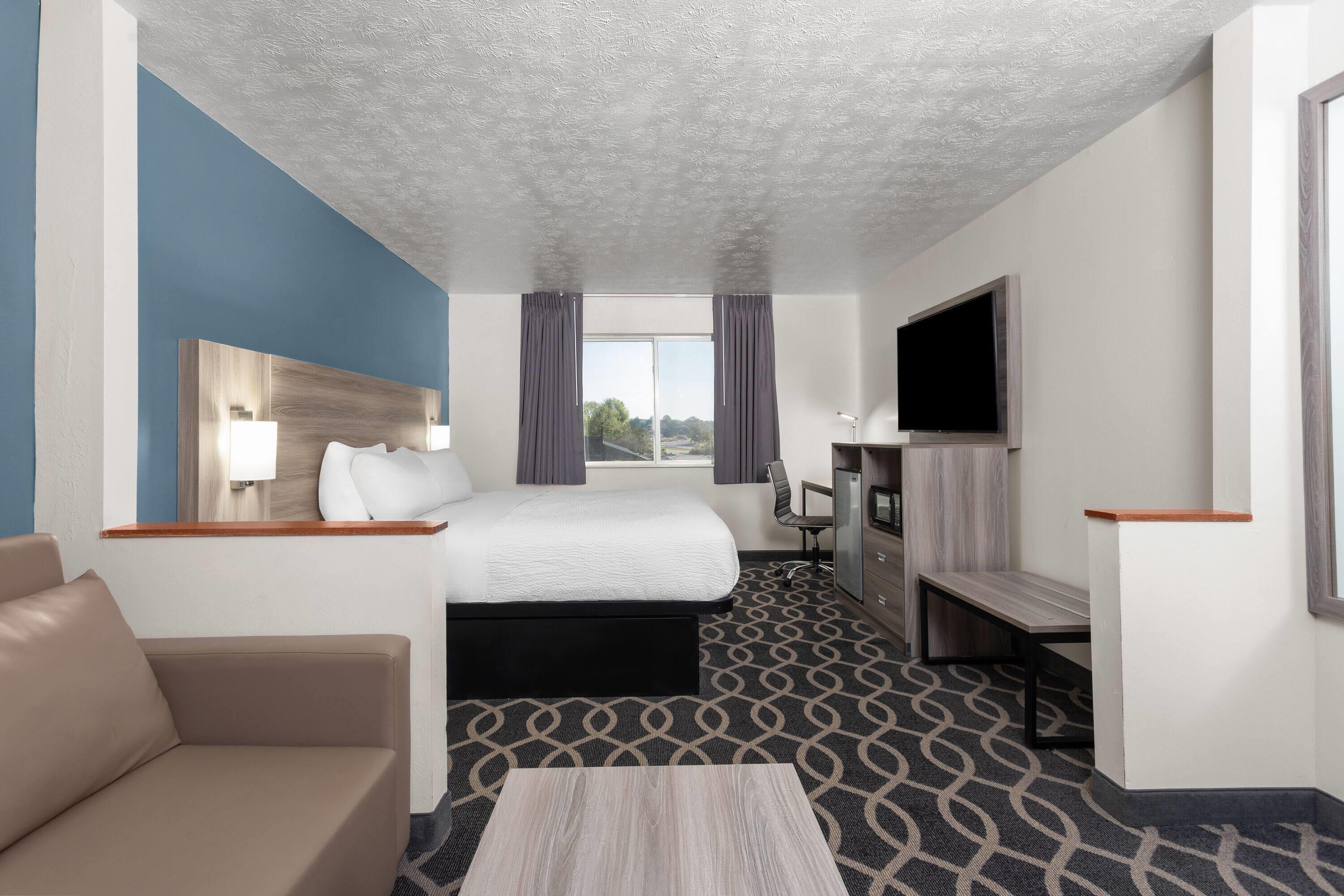 Studio, King Bed, Accessible