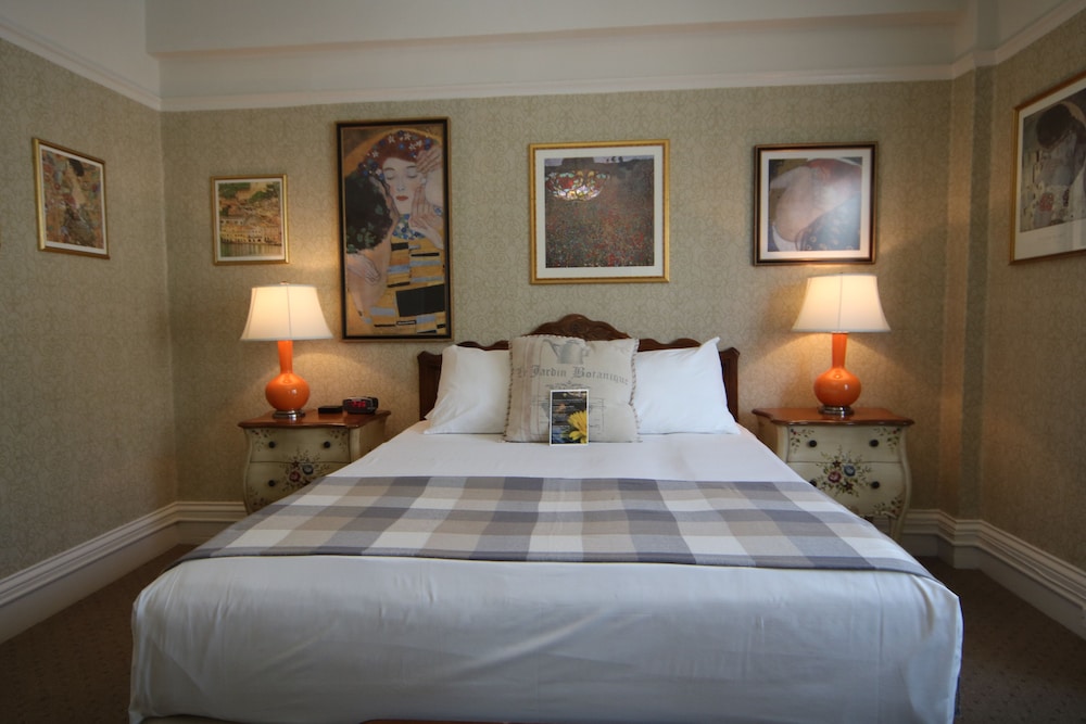 Cornell Hotel de France 12/38
