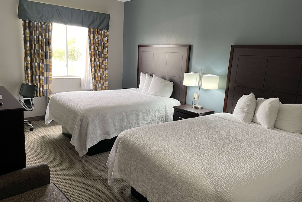Days Inn Suites By Wyndham Cleburne Tx 8/42