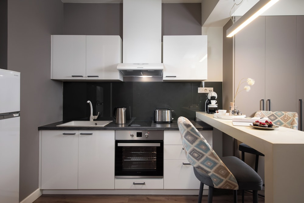Urban Nest Suites and Apartments 65/75