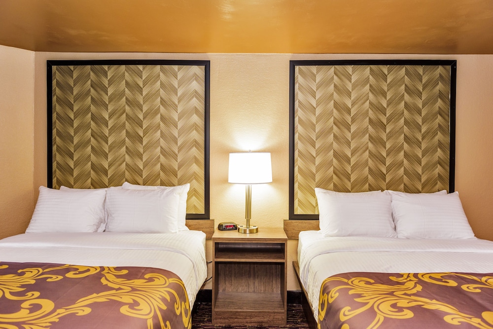 AArya Hotel By Niagara Fashion Outlets 9/44