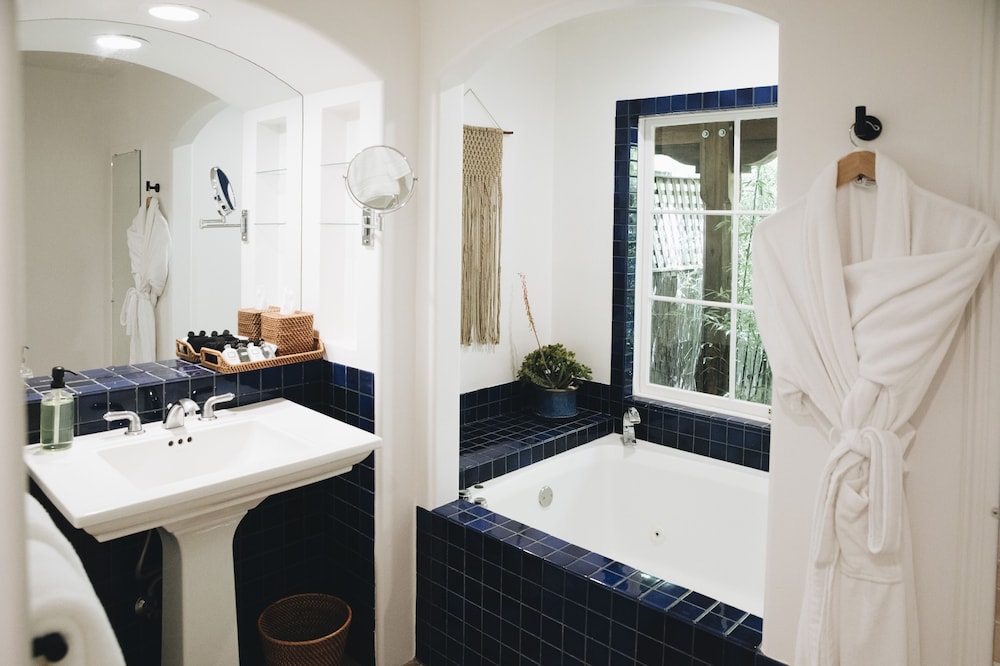 Cottage Inn & Spa 67/72