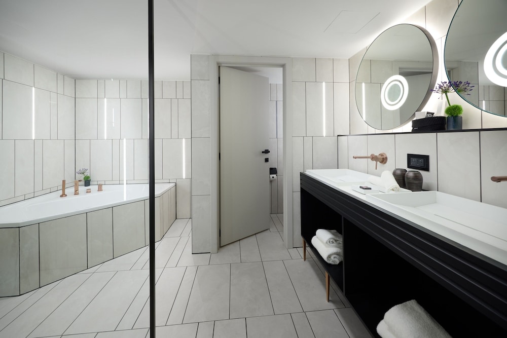 Cardo Brussels, Autograph Collection 47/48