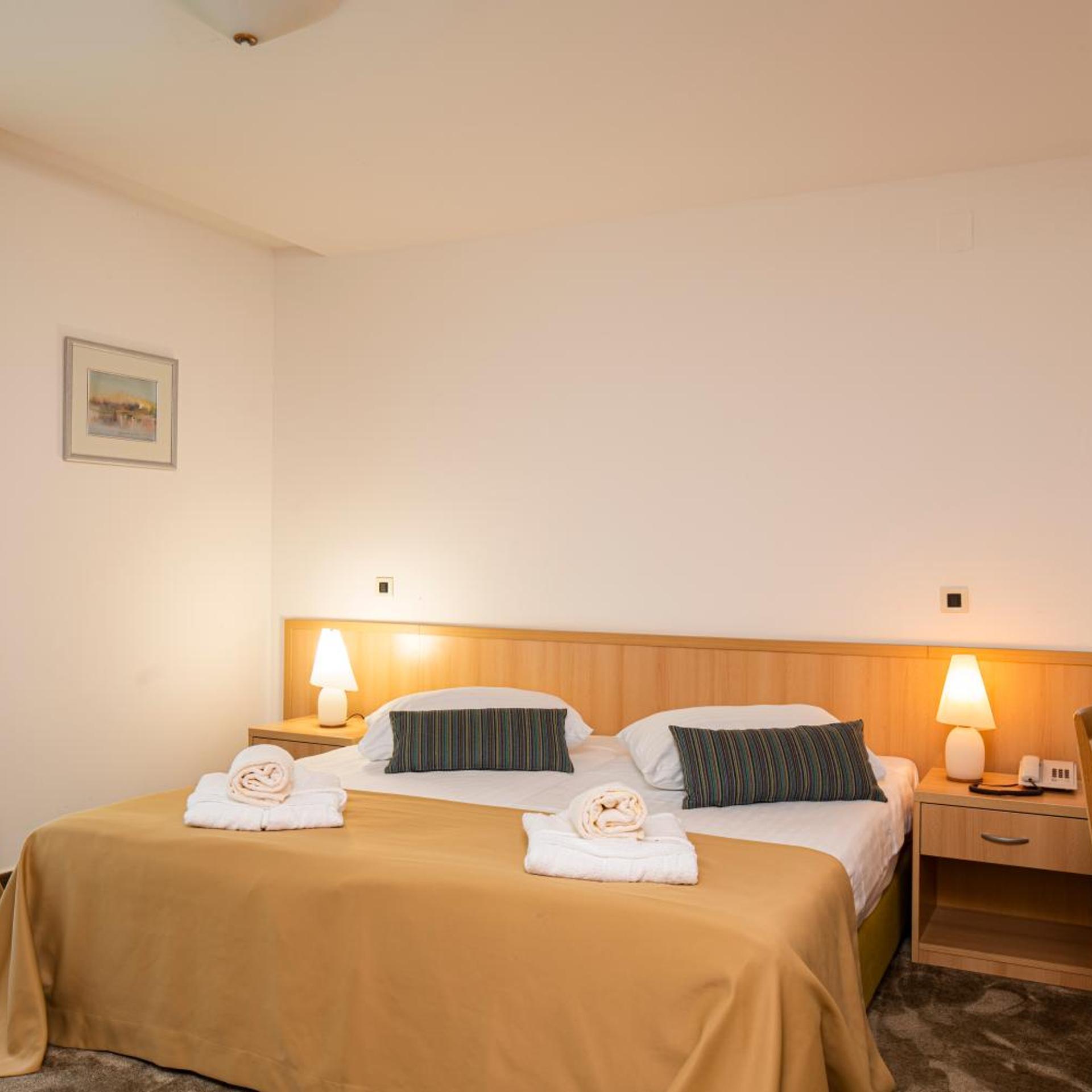 Flores Hotel 12/57