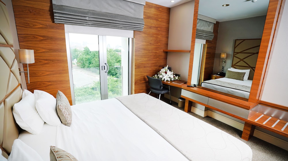 CONNECTING, SUPERIOR, DOUBLE BED, CITY VIEW