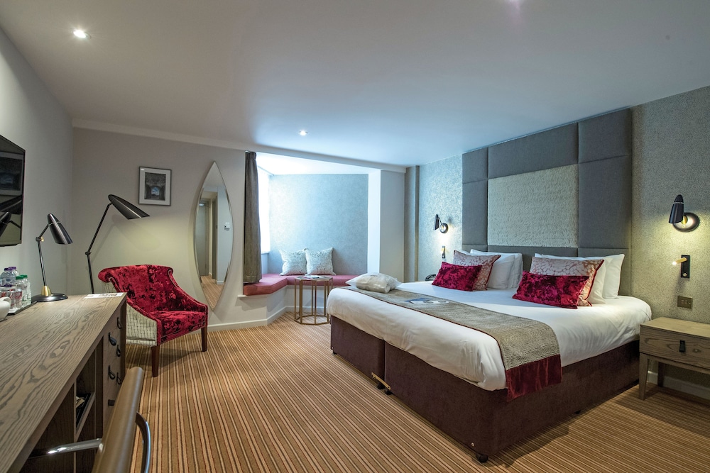 SUPERIOR, DOUBLE BED, BATHTUB