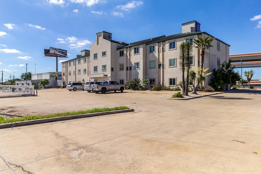 Motel6 Harlingen, TX 8/52