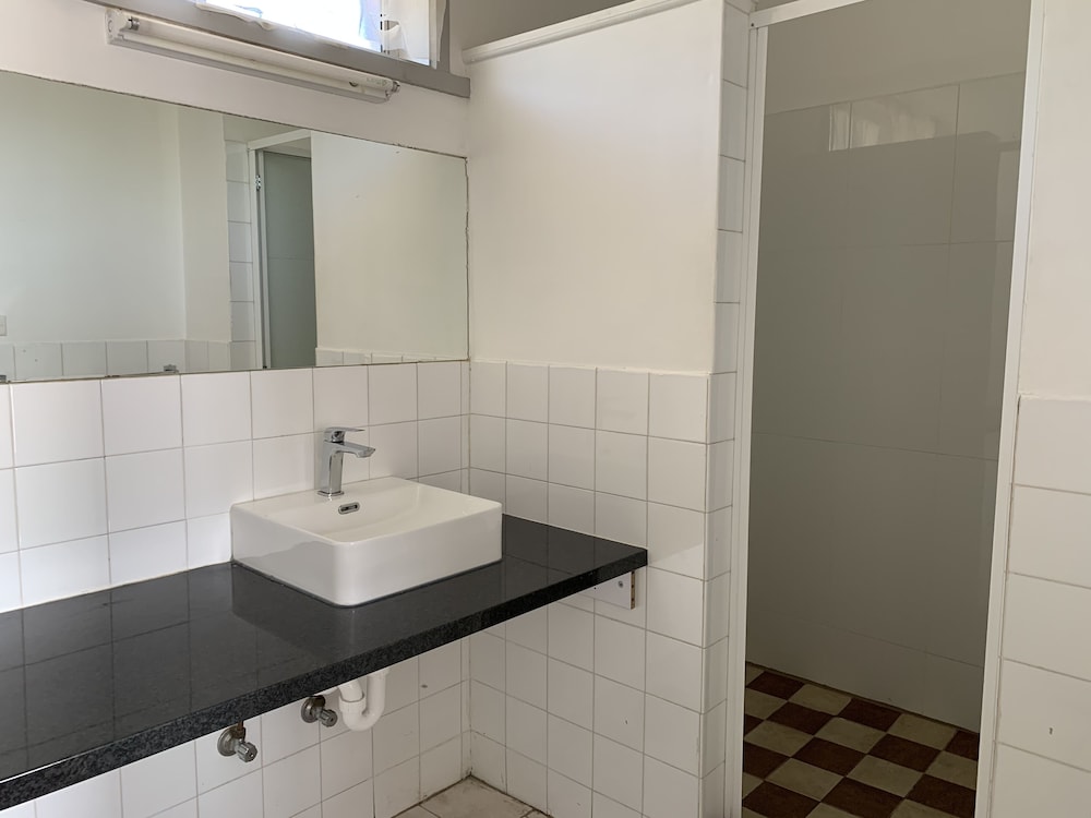 Beaconsfield Lodge Motel 16/66