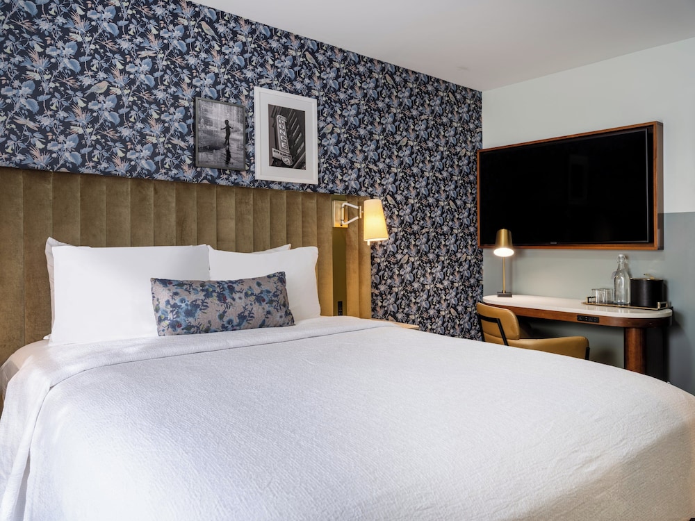 Queen Bed, Accessible
