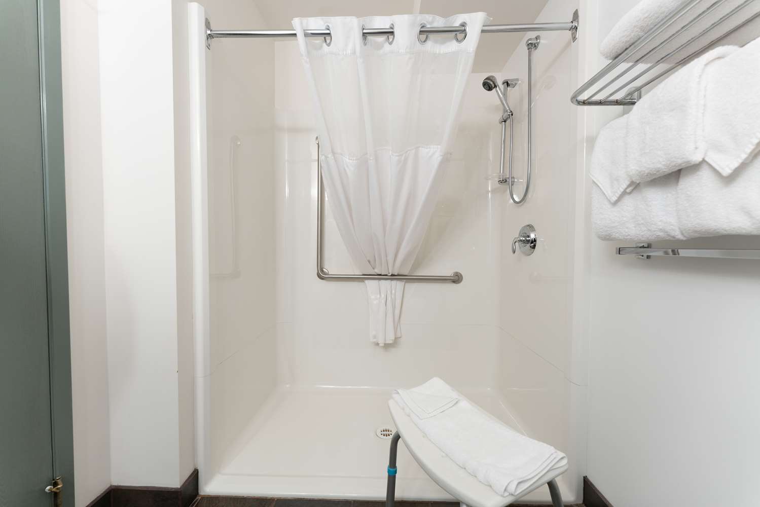 غرفة بسرير كوين بمطبخ صغير، Prestige Hudson Bay Lodge & Conference Centre, WorldHotels 4/4