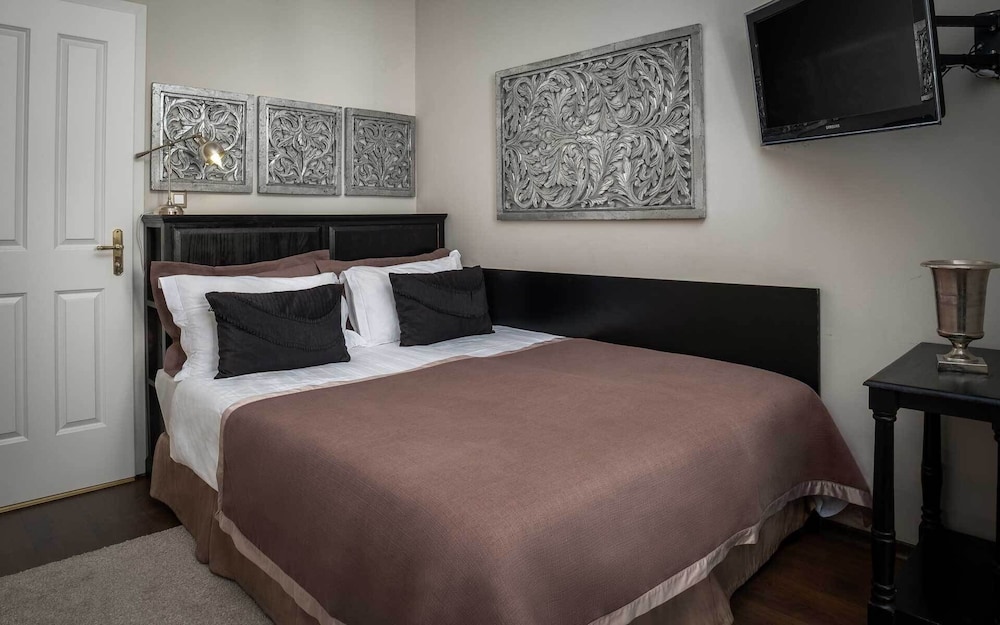 1 BEDROOM, TYPE B, STUDIO, SUITE