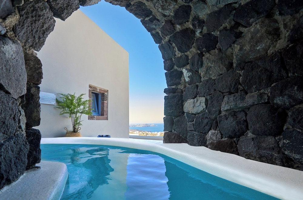 Luna Santorini Suites 25/50