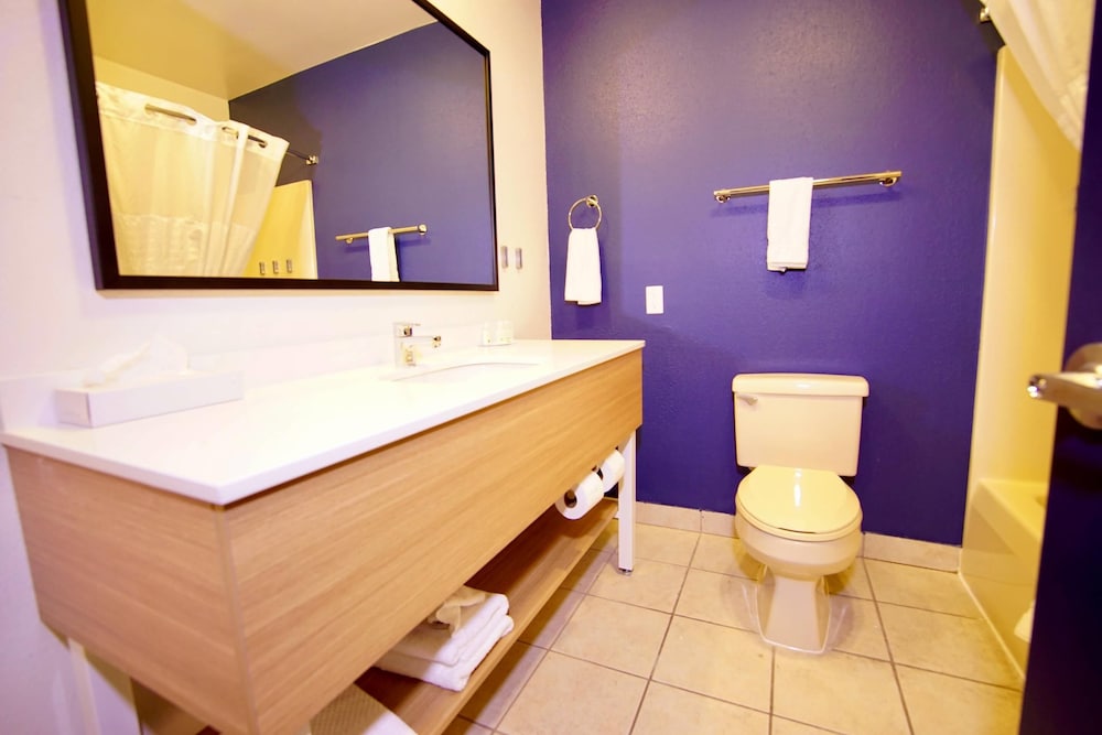 Room, 2 Queen Beds, Quality Inn & Suites Georgetown - Seaford 3/3