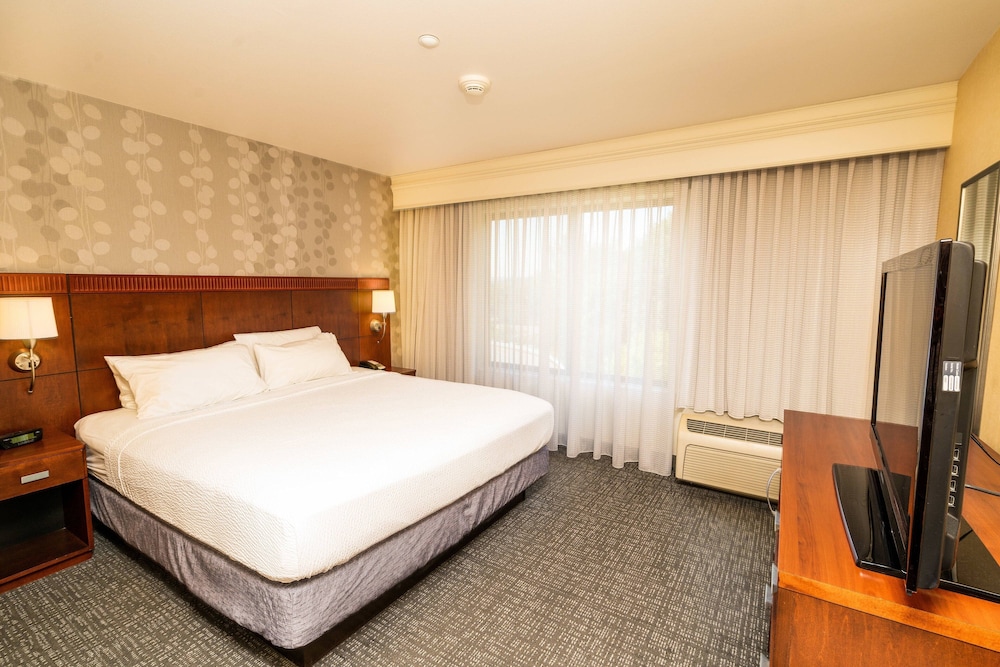 Courtyard by Marriott Kingston 6/50