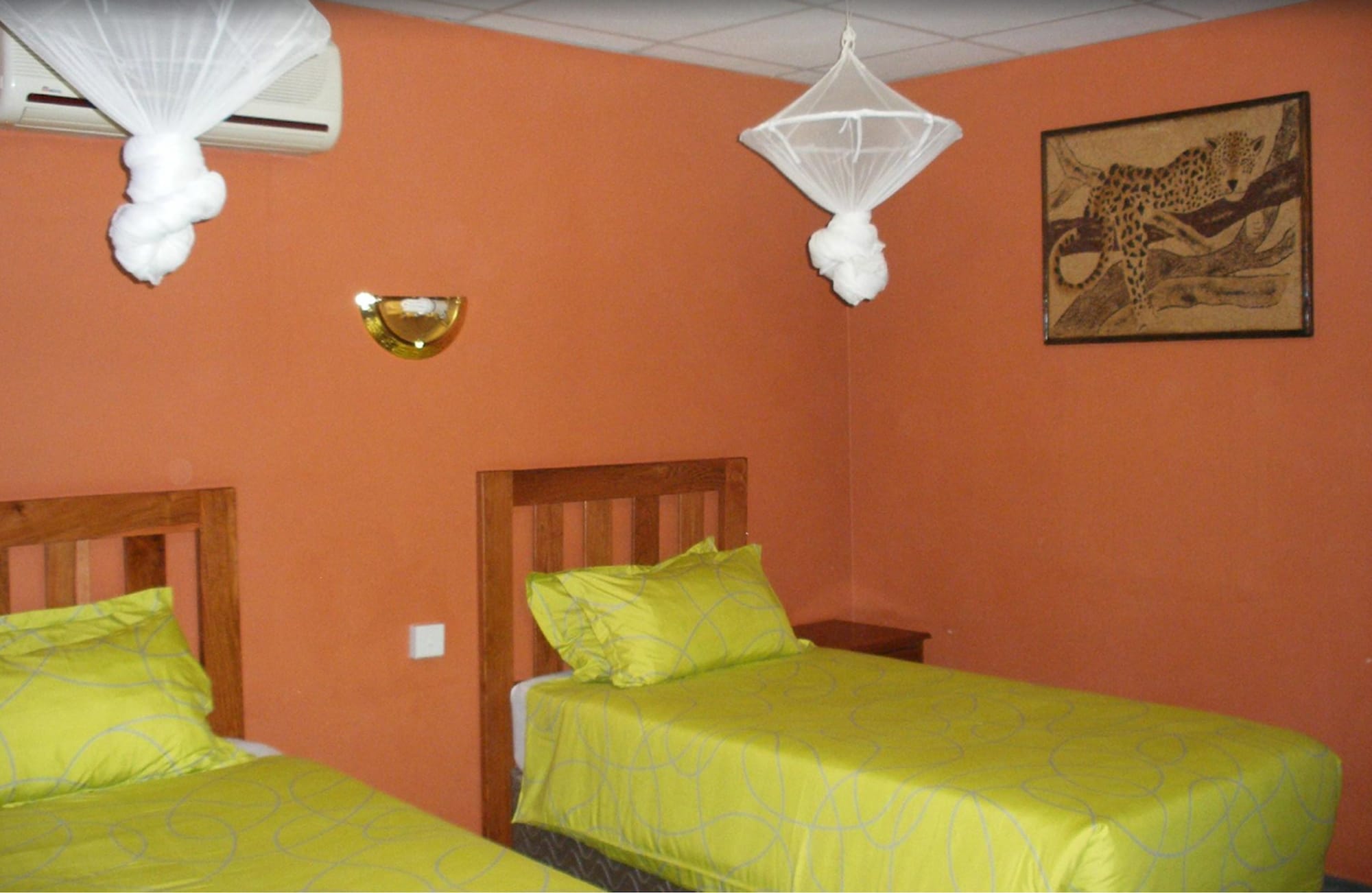 ROOM, TWIN BEDS