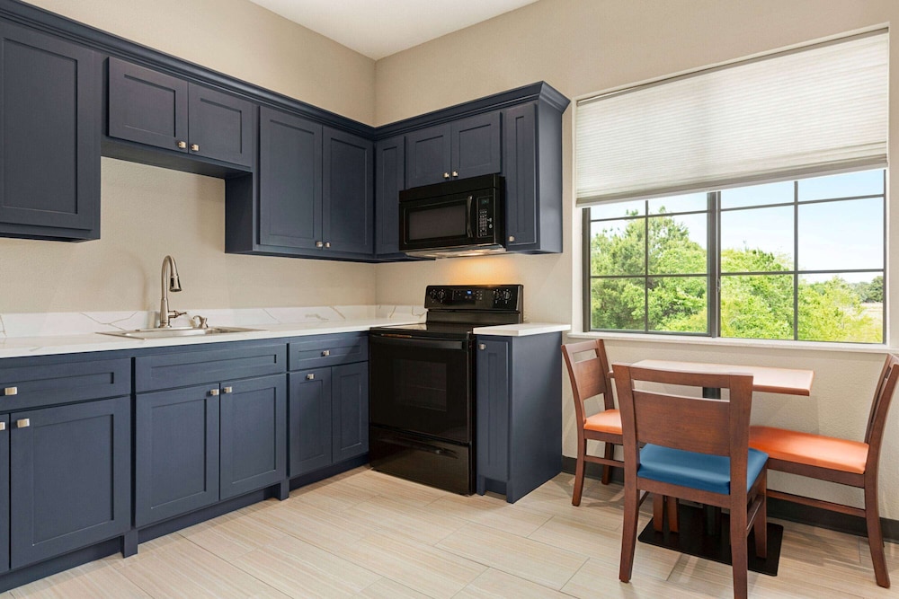 Days Inn & Suites by Wyndham Greater Tomball 8/61