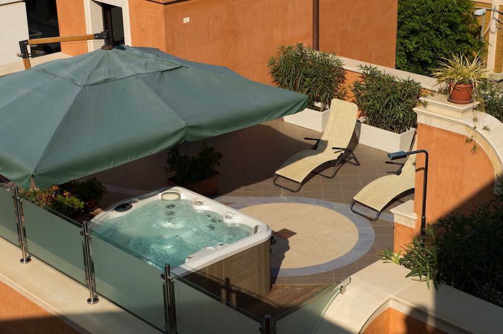 Artemis Hotel 8/69