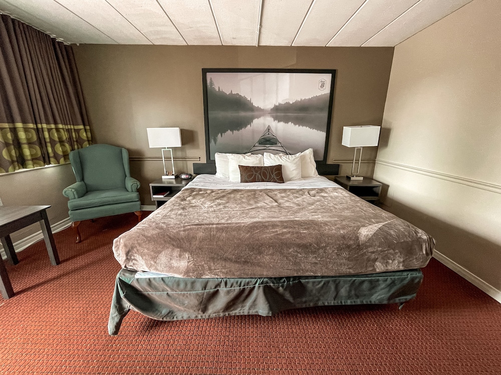 Super 8 by Wyndham Gananoque - Country Squire Resort 42/88