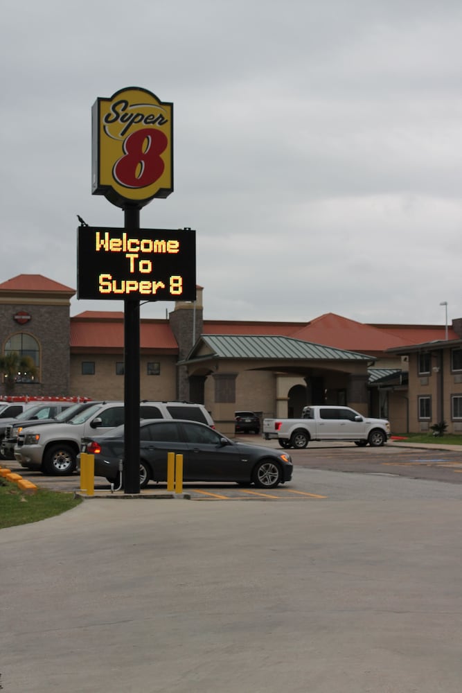 Super 8 by Wyndham Beaumont I-10 South/College St 52/60