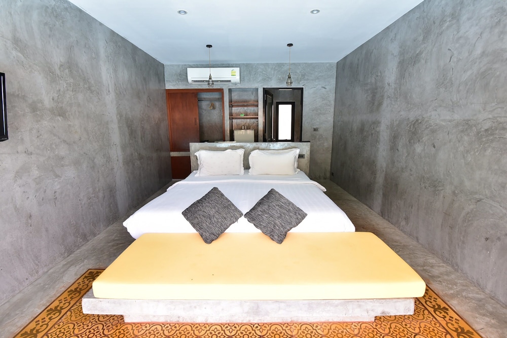 ROOM, POOL ACCESS