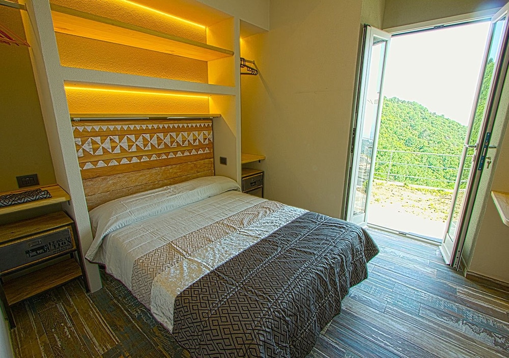 ROOM, DOUBLE BED