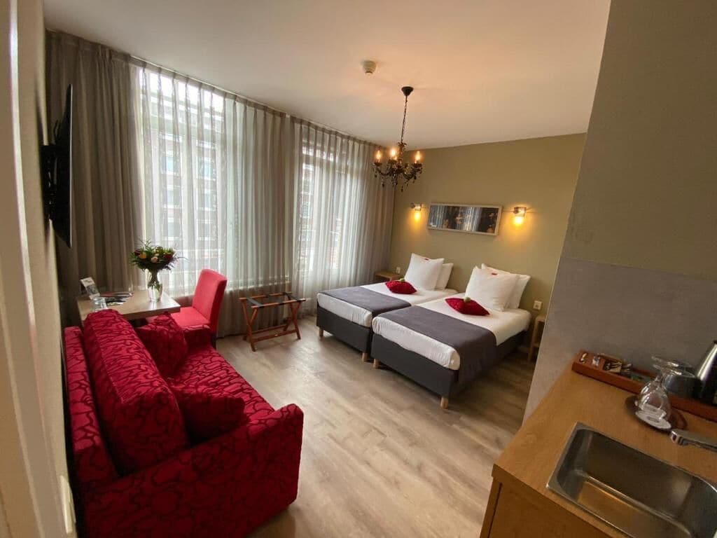 ROOM, TWIN BEDS, JETTED TUB