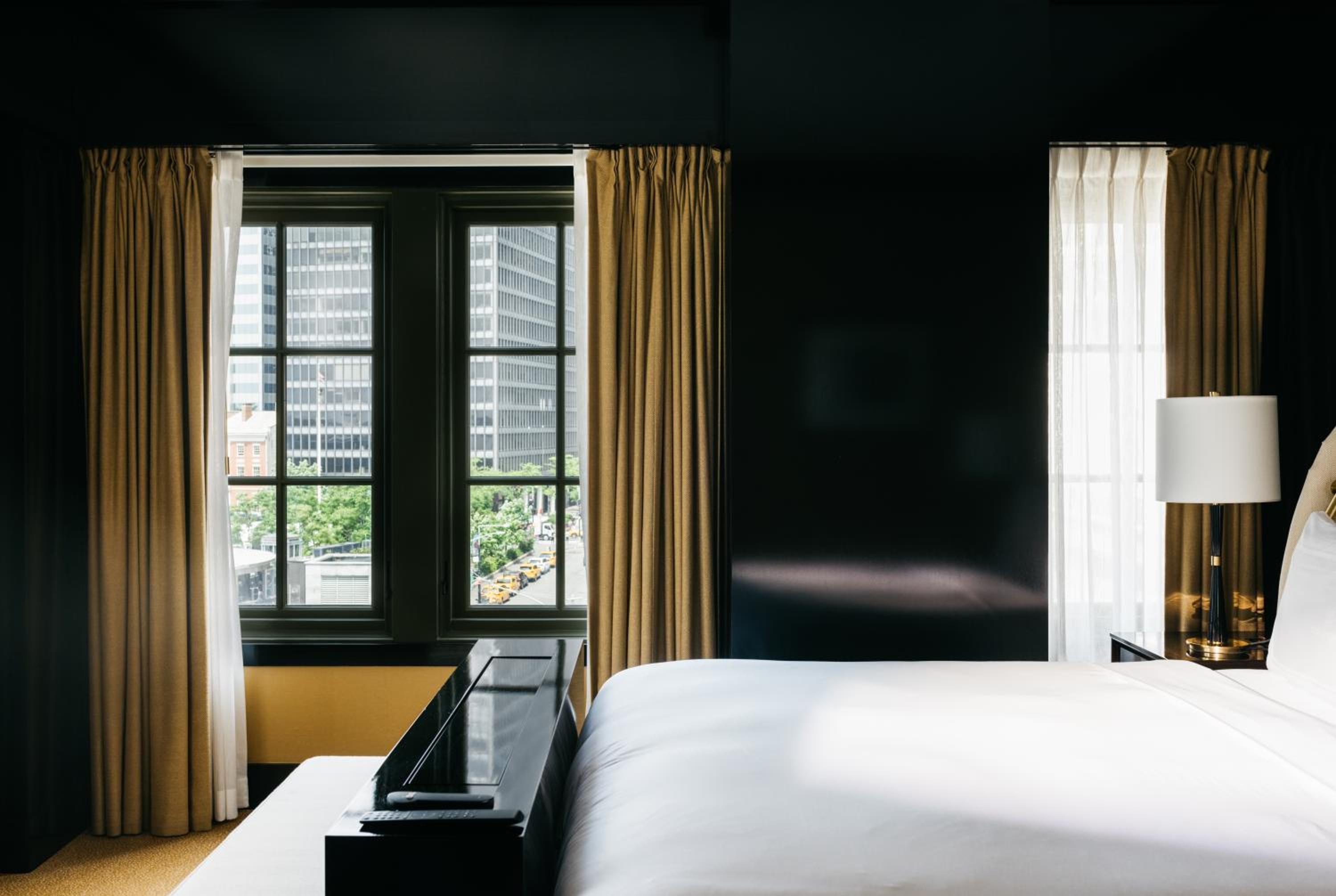 Suite, King Bed, Corner