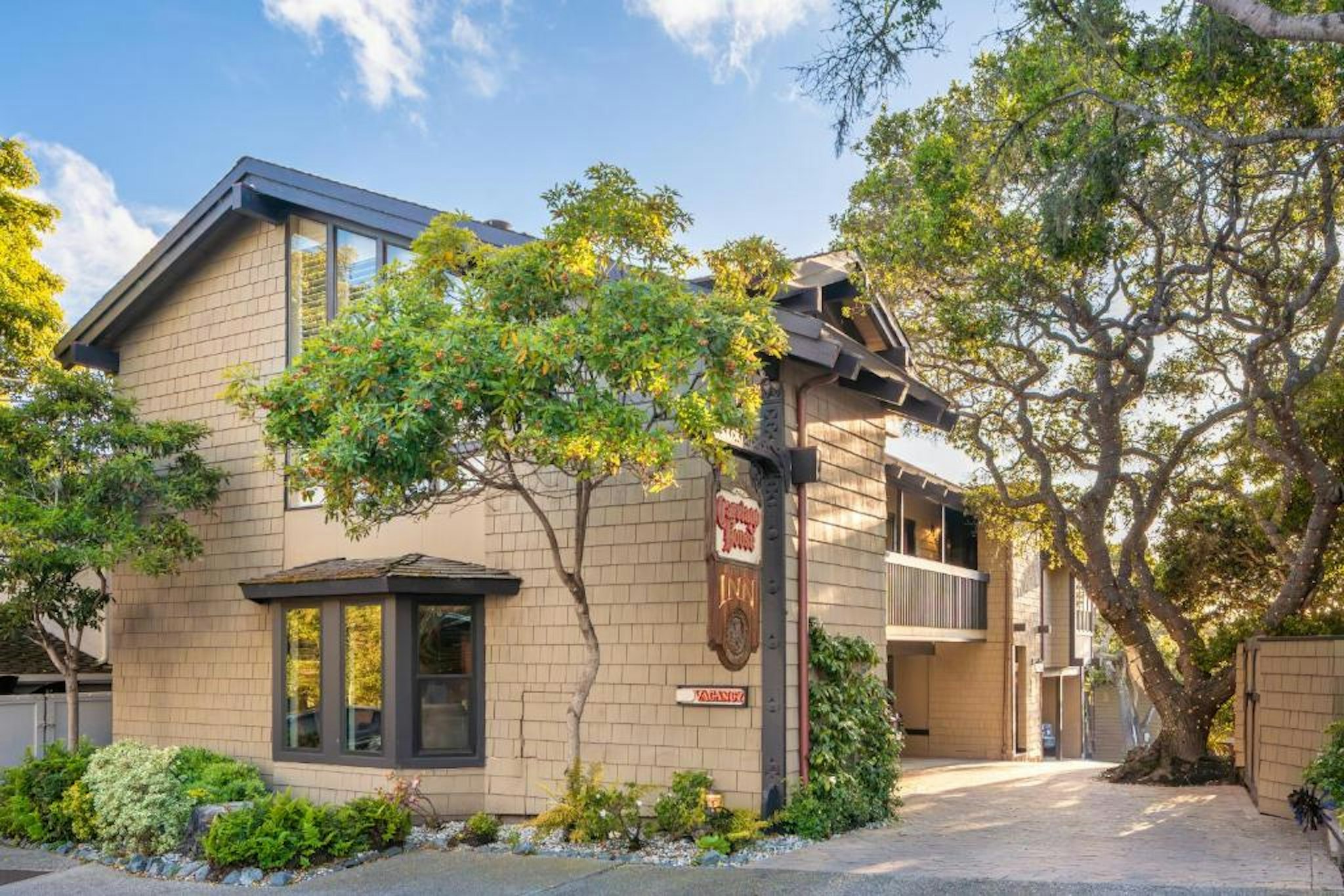 Carriage House Inn 2/35