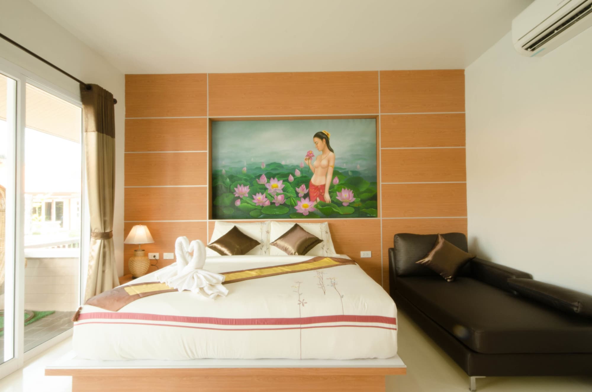 VIP, 1 KING AND 1 SINGLE BEDS, HOT TUB