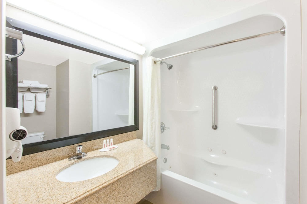 Super 8 by Wyndham Oklahoma City 19/20