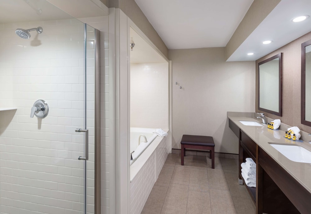 جناح بسرير كينج مع أريكة بحوض جاكوزي