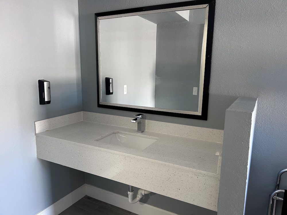 Airport Motor Inn 30/31