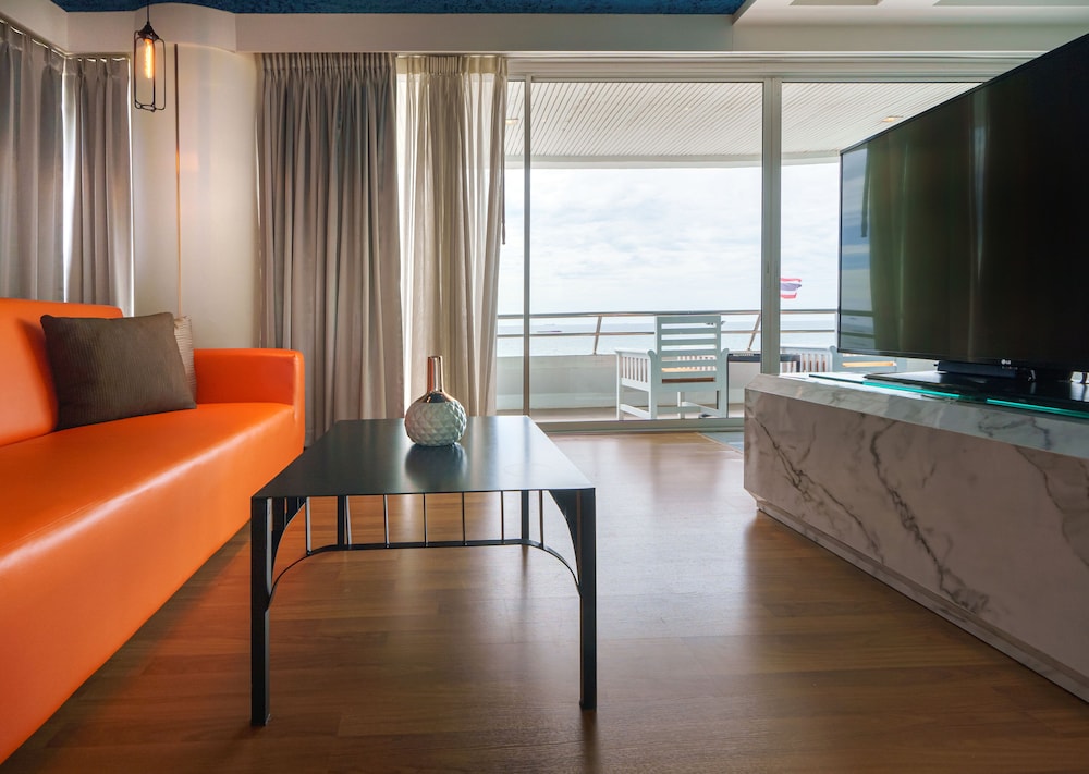The Cruise Hotel 30/50