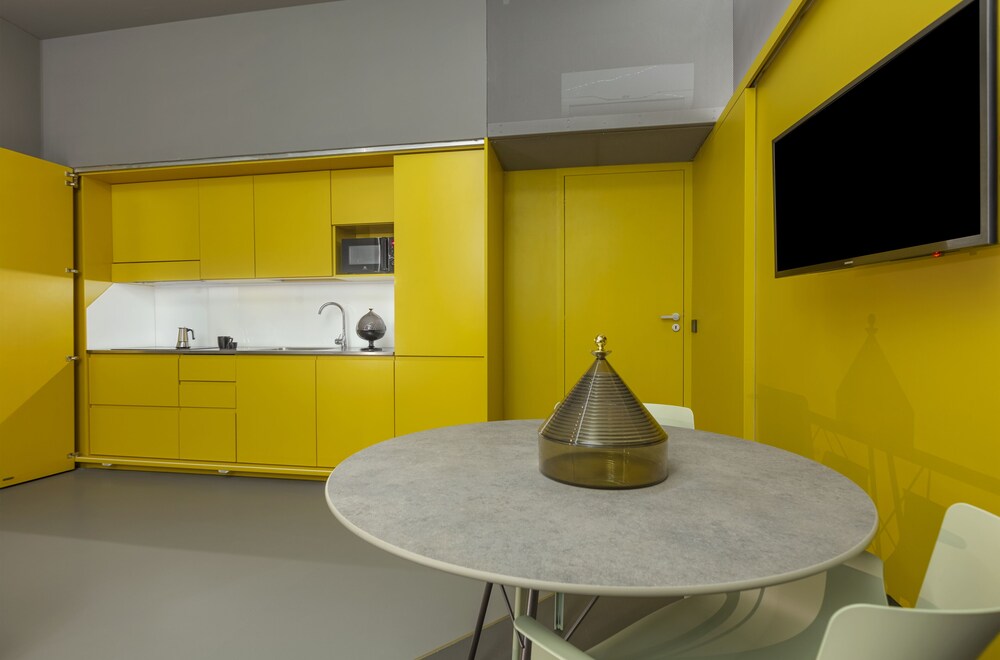 Five Place Design Suite & Apartments 40/58