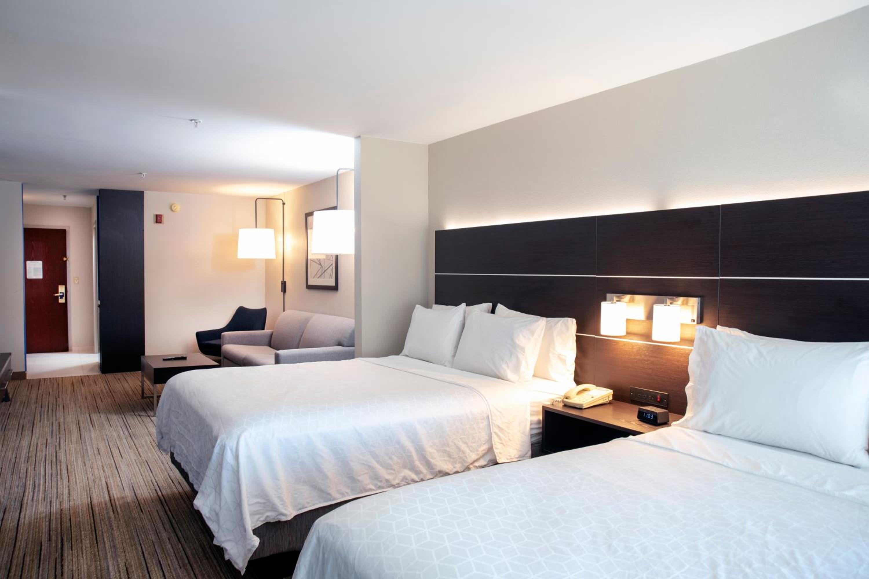 Holiday Inn Express Hotel and Suites Chester-Monroe-Goshen image