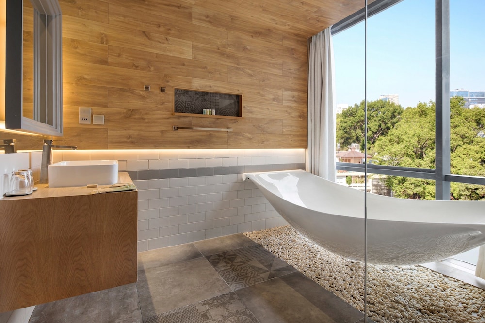 Fusion Suites Saigon 8/63