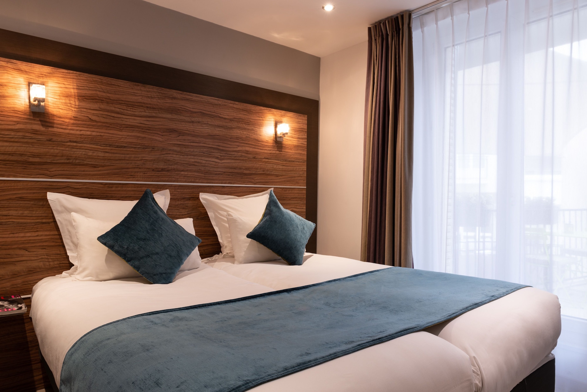 COMFORT, QUEEN BED