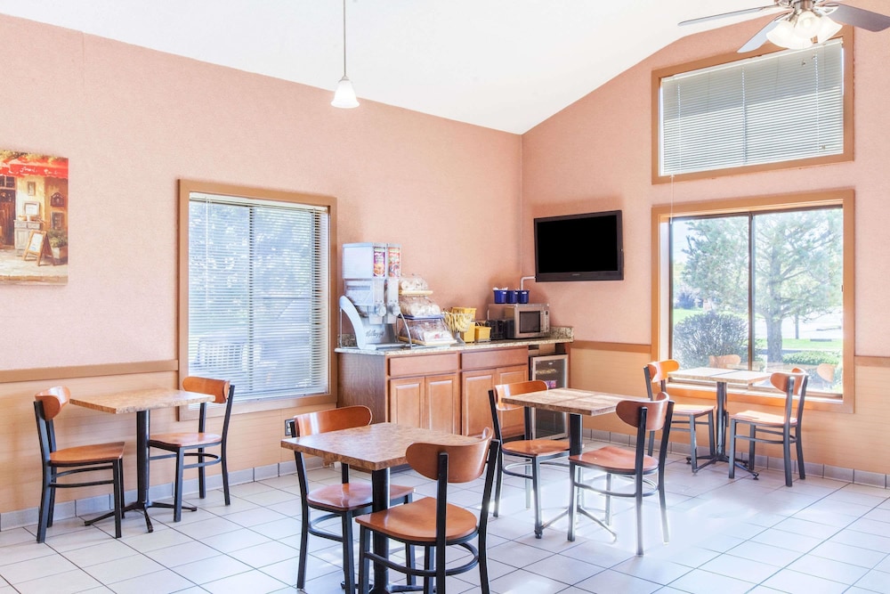 Days Inn by Wyndham Canastota/Verona 40/52