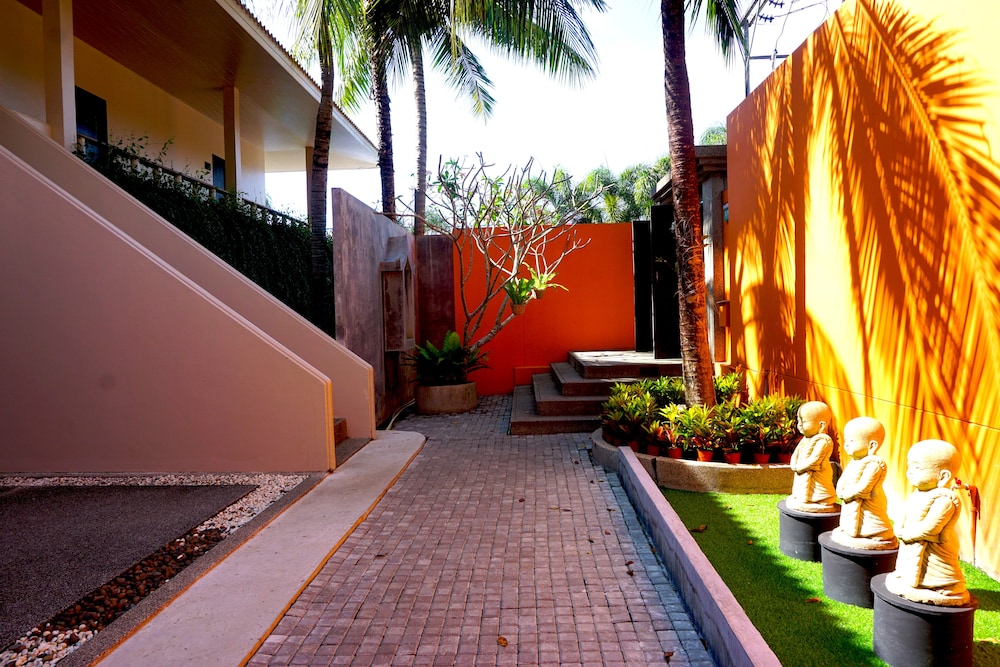 THE SIGNATURE PHUKET RESORT AND RESTAURANT 64/70